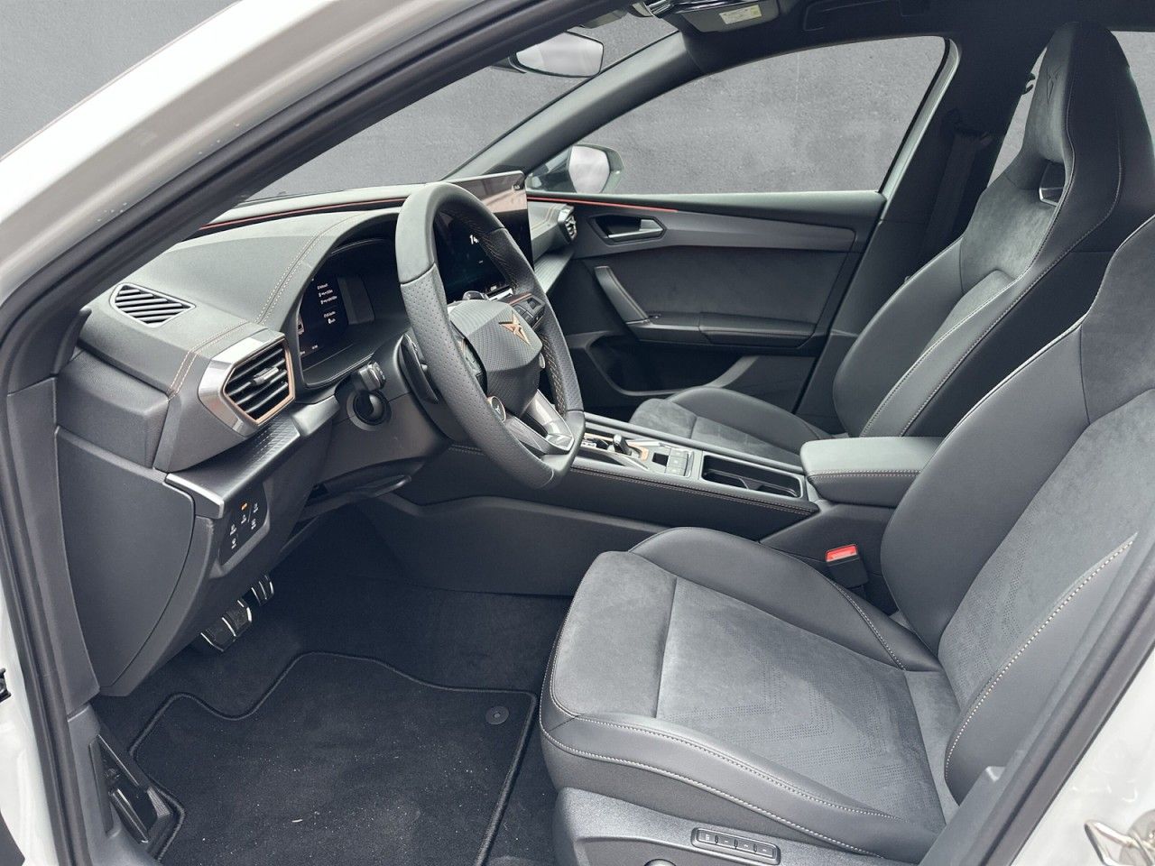 Fahrzeugabbildung CUPRA Leon ST VZ Black Edition 1.5 e-HYBRID 272 PS DSG - mit KI generiert/bearbeitet