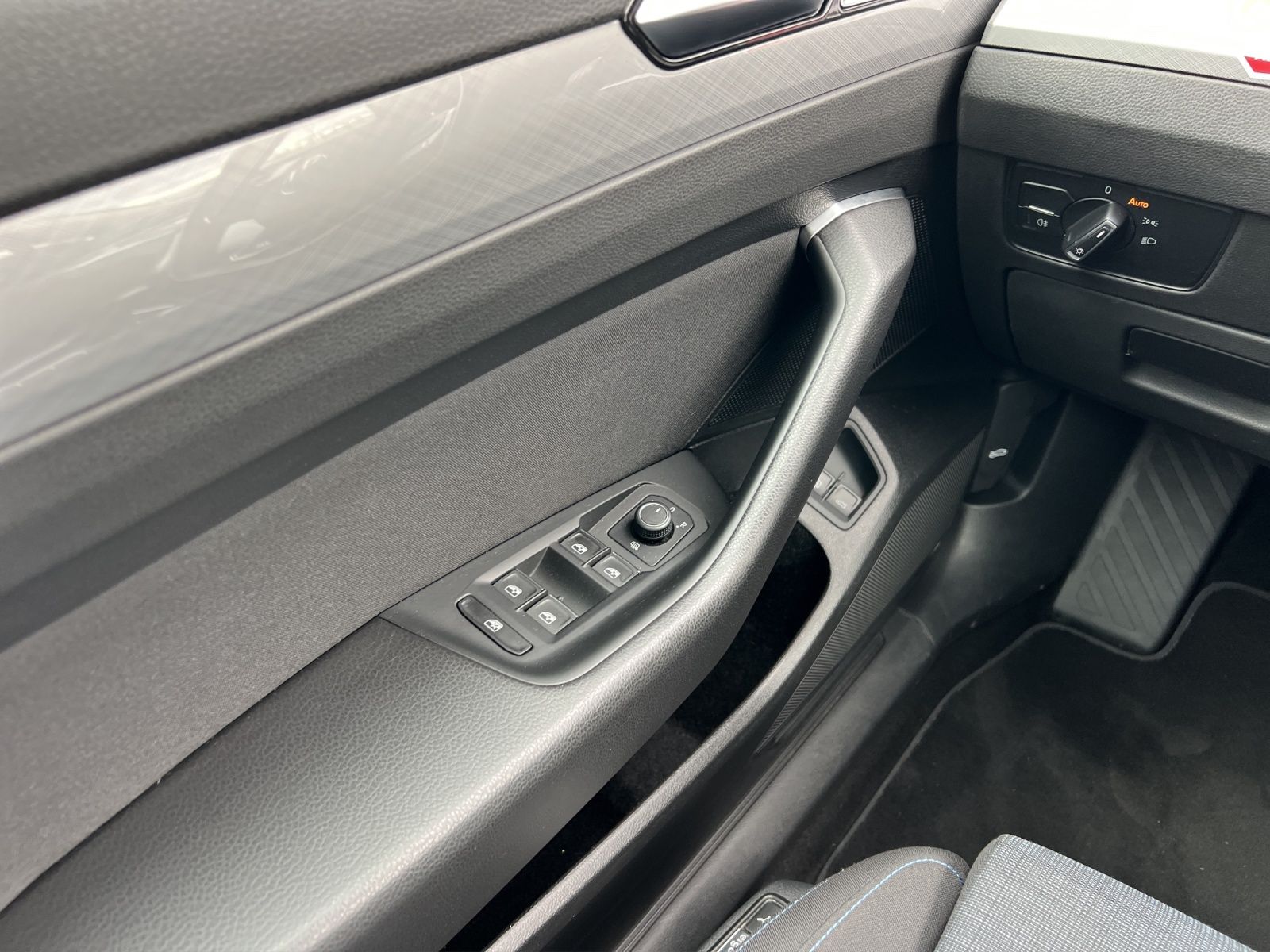 Fahrzeugabbildung Volkswagen Passat Variant GTE 1.4 TSI DSG LED Navi ACC SHZ