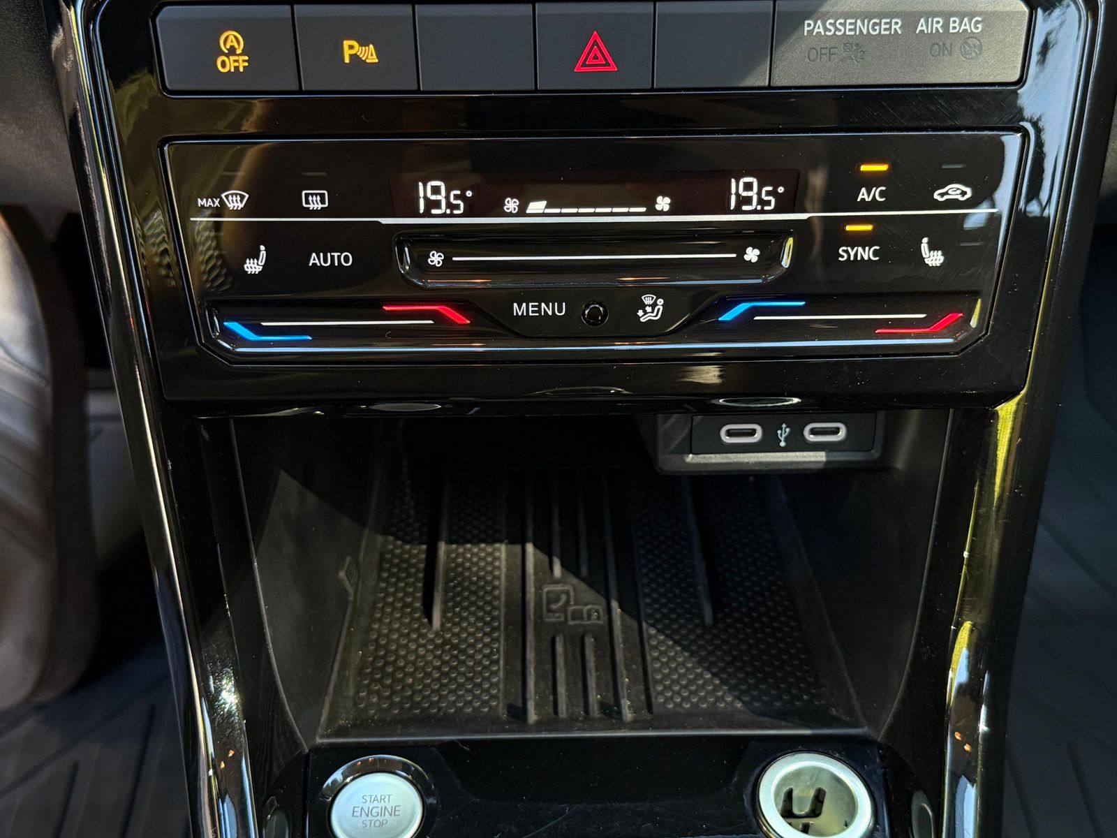 Fahrzeugabbildung Volkswagen T-Cross 1.0 TSI DSG Life LED+KAM+ACC+CARPL+SHZ+
