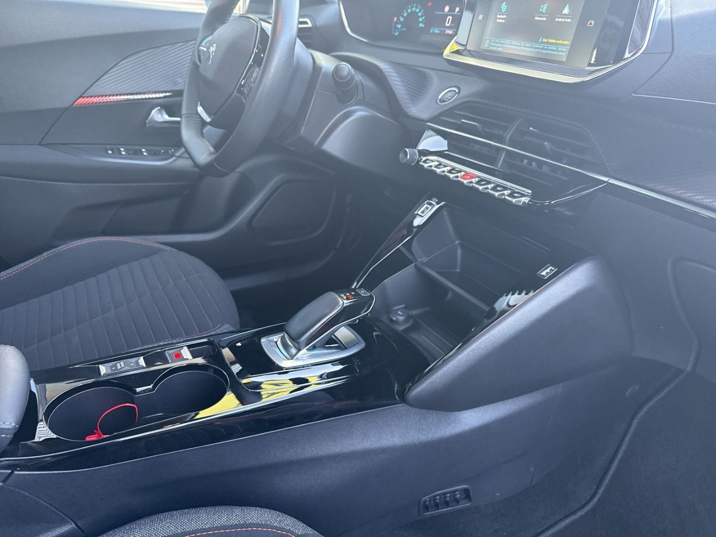 Fahrzeugabbildung Peugeot 2008 e- Active Klimaautom Fahrerprofil DAB Spurh