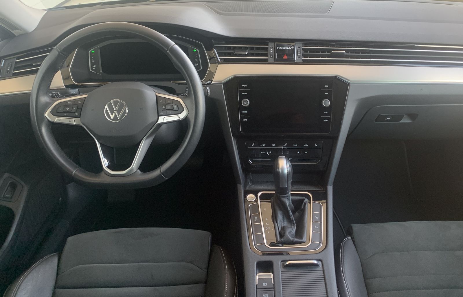 Fahrzeugabbildung Volkswagen Passat Variant 2.0 TDI*Elegance*AHK*Leder*Matrix