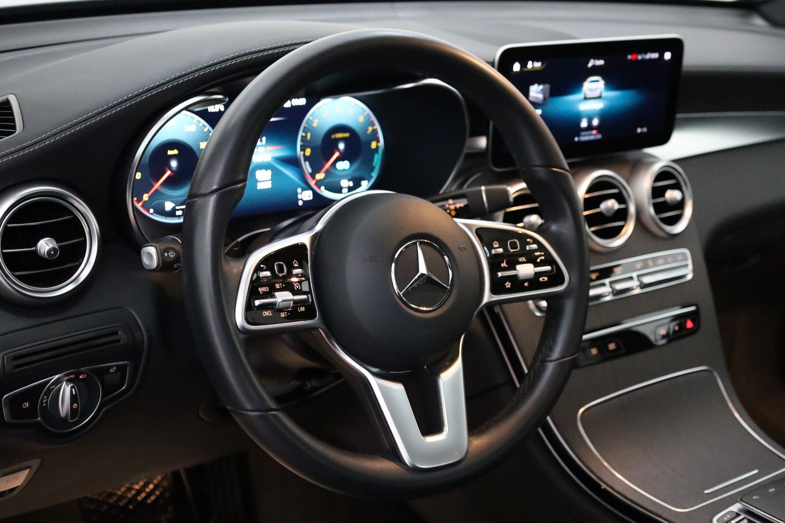 Fahrzeugabbildung Mercedes-Benz GLC 300e Coupe 4M,Leder,Navi,LED,GSD,360Kamera