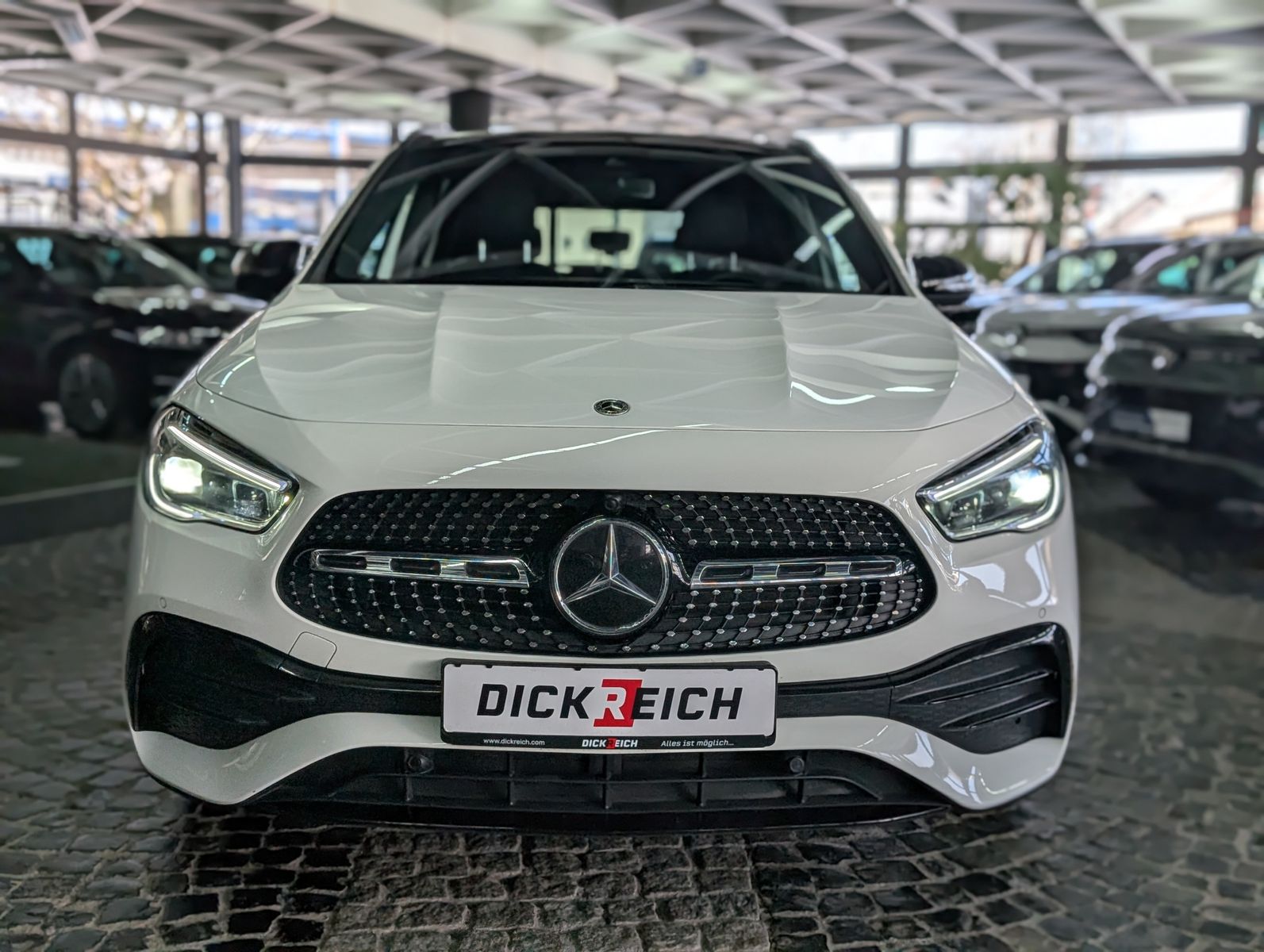 Fahrzeugabbildung Mercedes-Benz GLA 200 d AMG NIGHT PANO ALCANTARA MULTIBEAM 19"