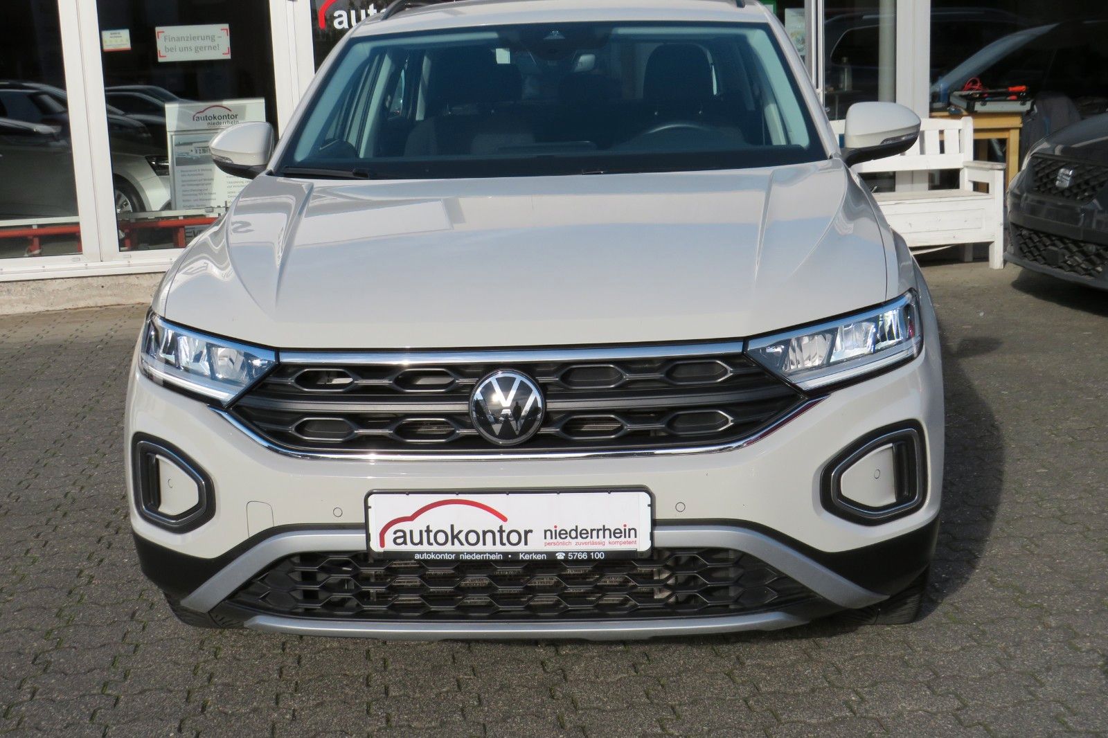 Fahrzeugabbildung Volkswagen T-Roc Life DSG AHK NAVI SITZH. APP-CON. LED 1Hd