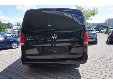 Mercedes V 220 - 6