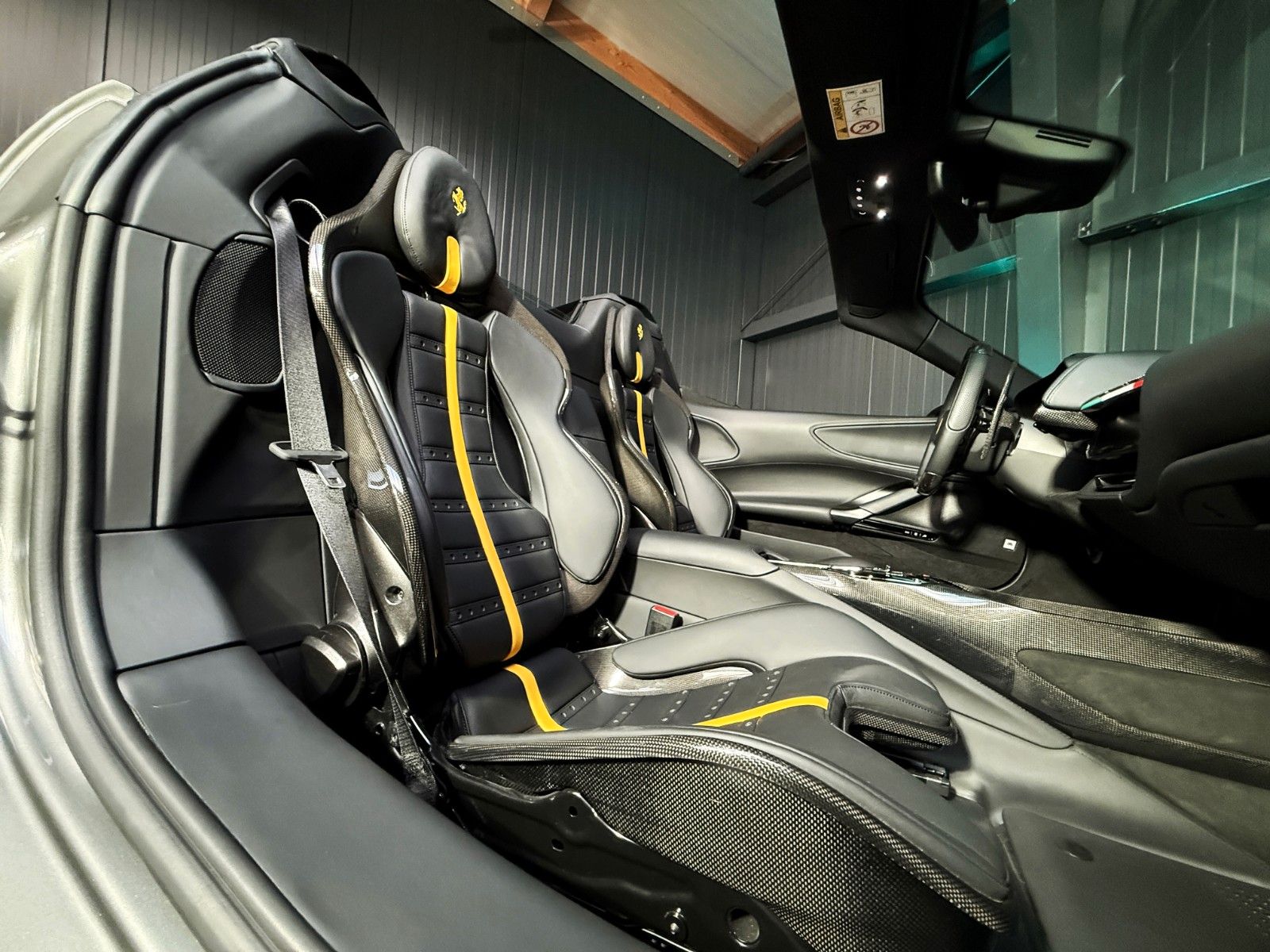 Fahrzeugabbildung Ferrari SF90 + Grigio Ferro + 2.257 km + Lift + Daytona