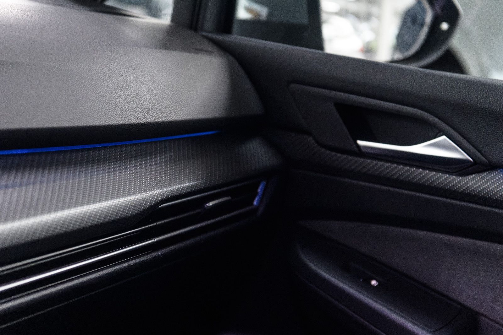 Fahrzeugabbildung Volkswagen Golf VIII R-Line 1.5 eTSI LED+KAMERA+APP+SHZ