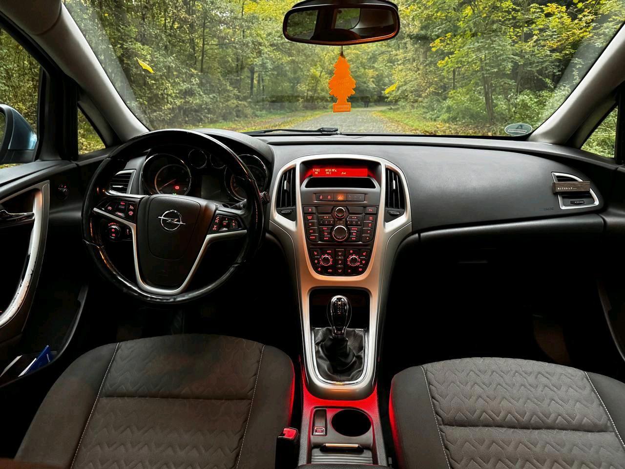 Opel Astra 2013 — photo 10