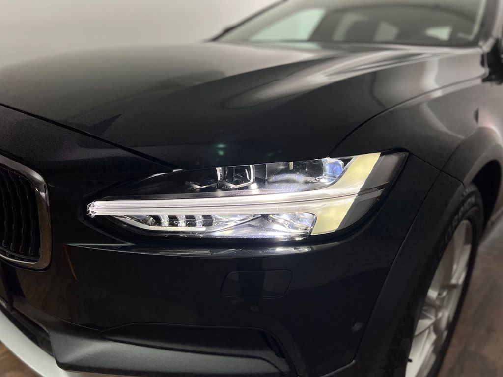 VOLVO V90 Cross Country D5 ALLRAD / 1.HD /235PS /B&W VOLVO V90 Cross Country D5 ALLRAD / 1.HD /235PS /B&W