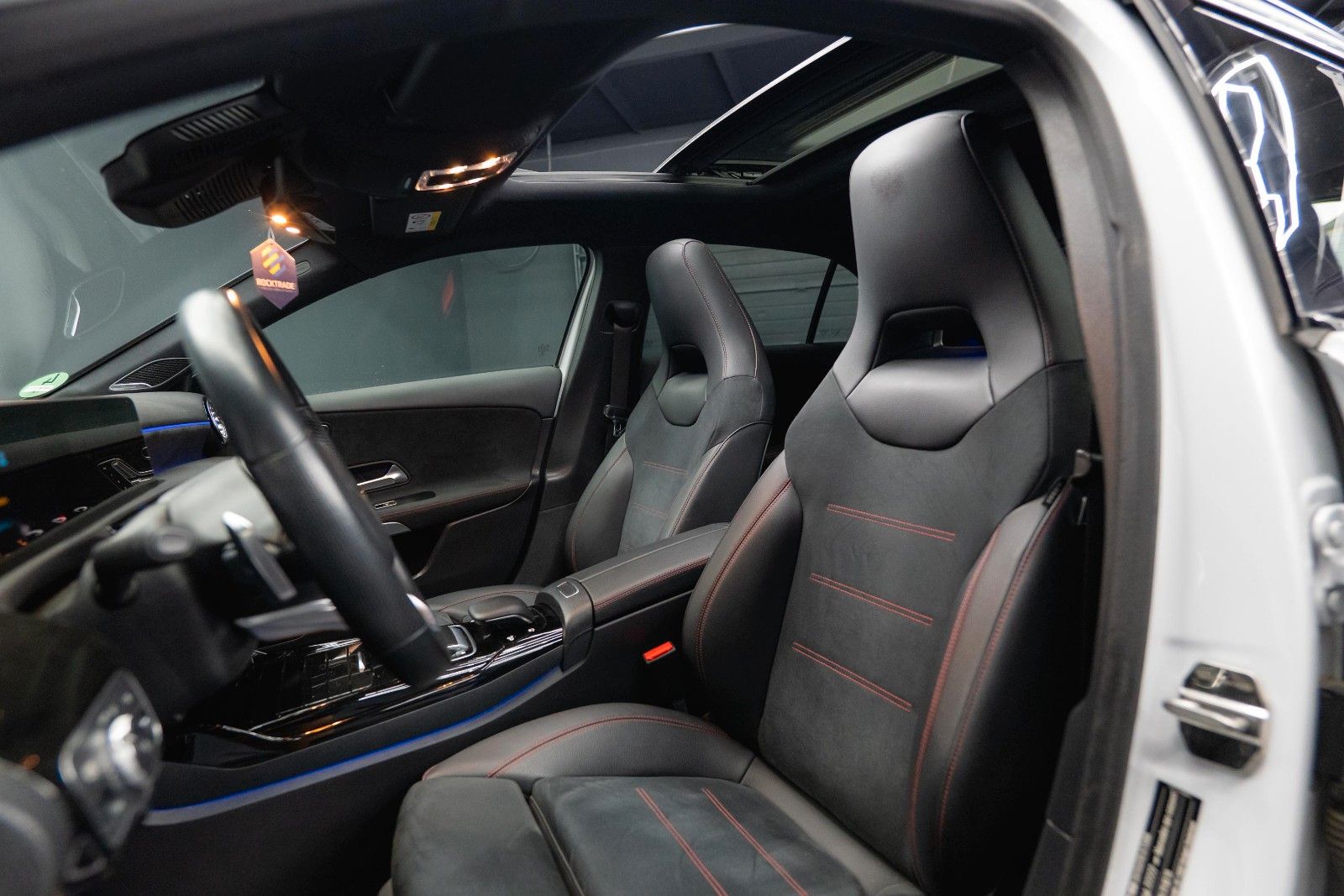 Fahrzeugabbildung Mercedes-Benz A 35 AMG 4Matic Night-Paket *Pano*LED*ACC*DAB*