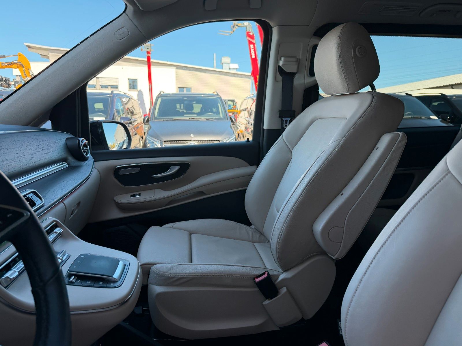 Fahrzeugabbildung Mercedes-Benz V 220 d AVA AMG AHK2,5to DISTRONIC 360Kamera