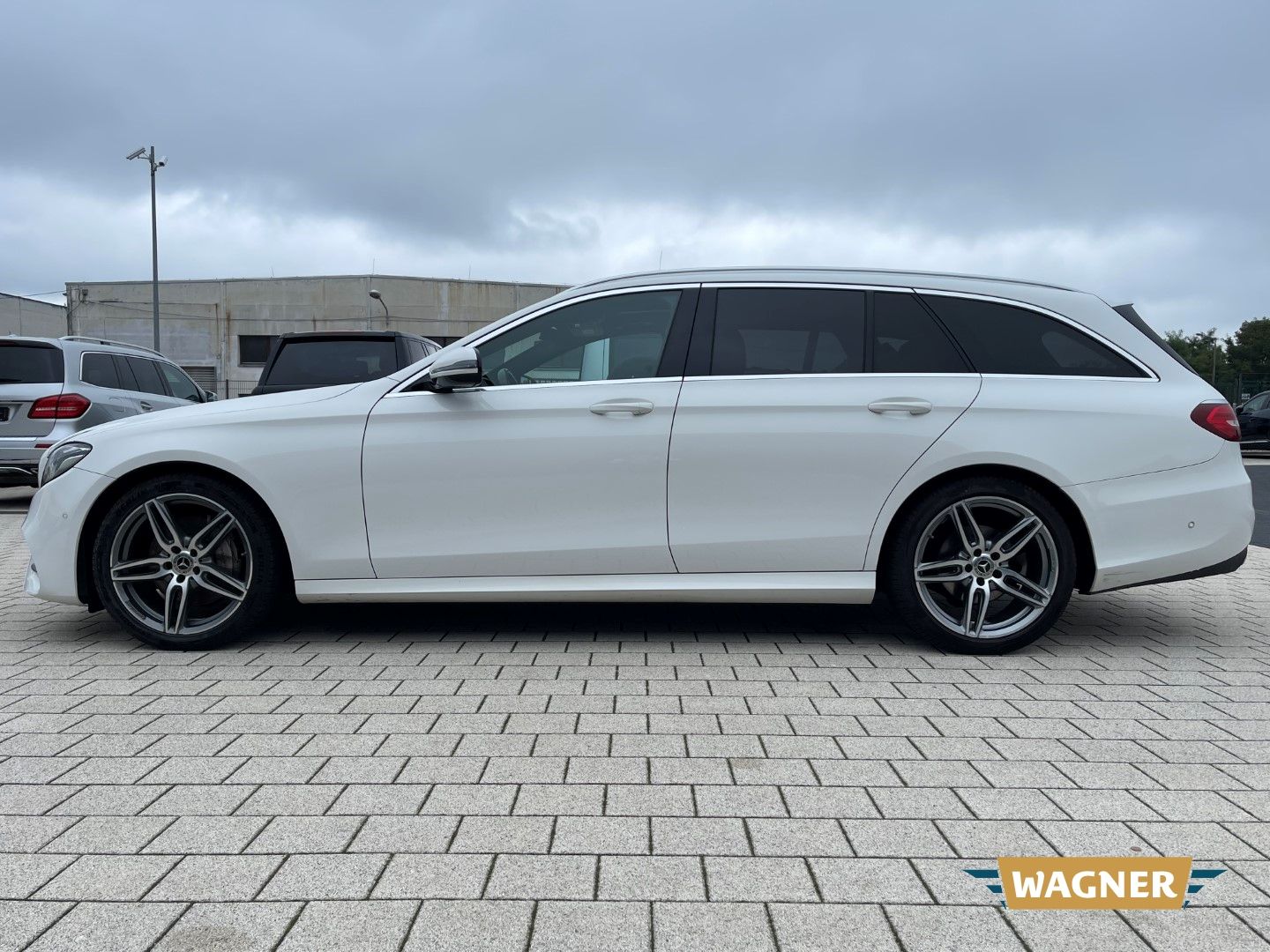 Fahrzeugabbildung Mercedes-Benz E 220 T AMG-Paket SHZ LED Scheckheft