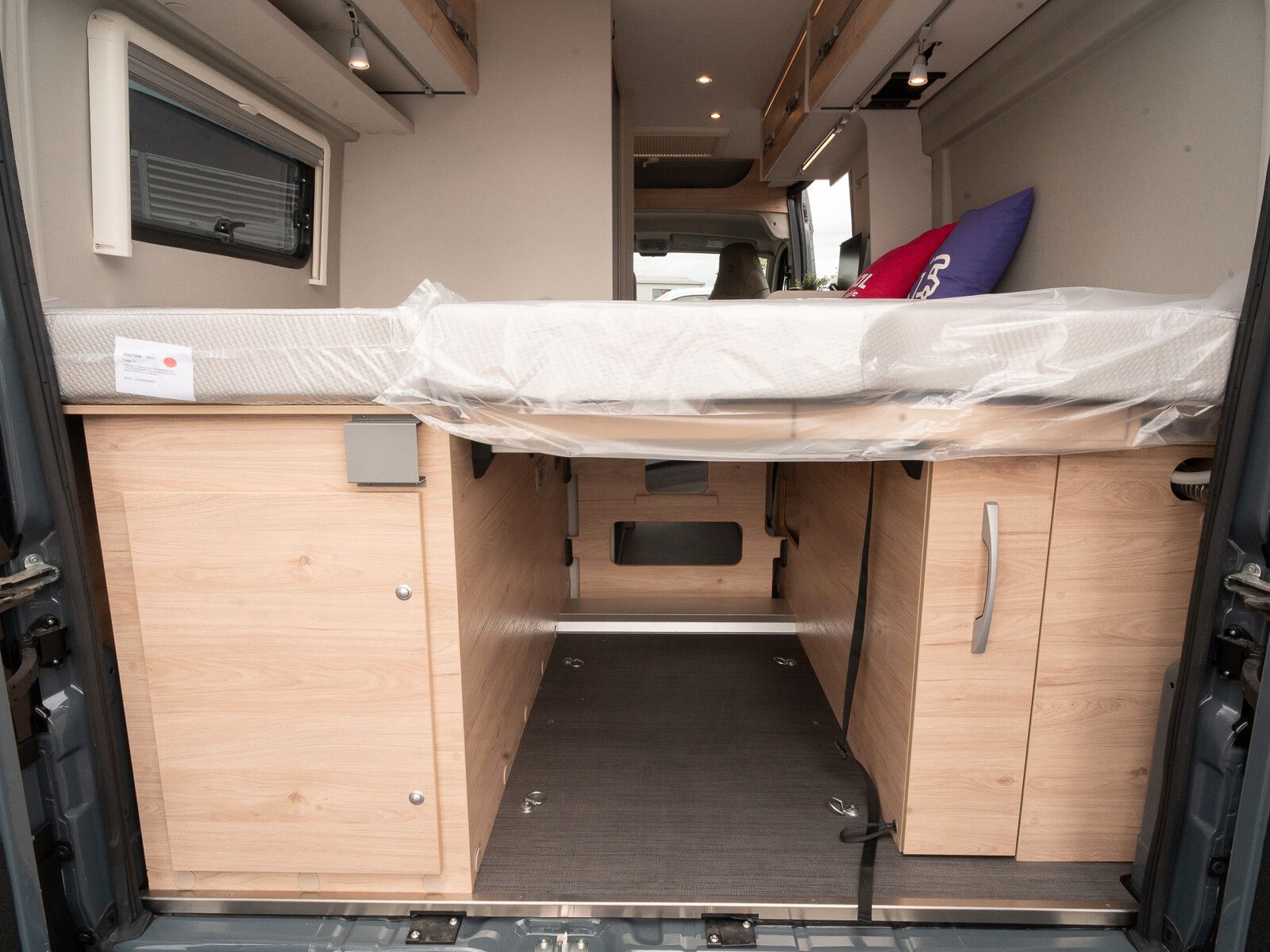 Fahrzeugabbildung Dethleffs Globetrail 600 DK Fiat Heckauszug/Rahmenfenster