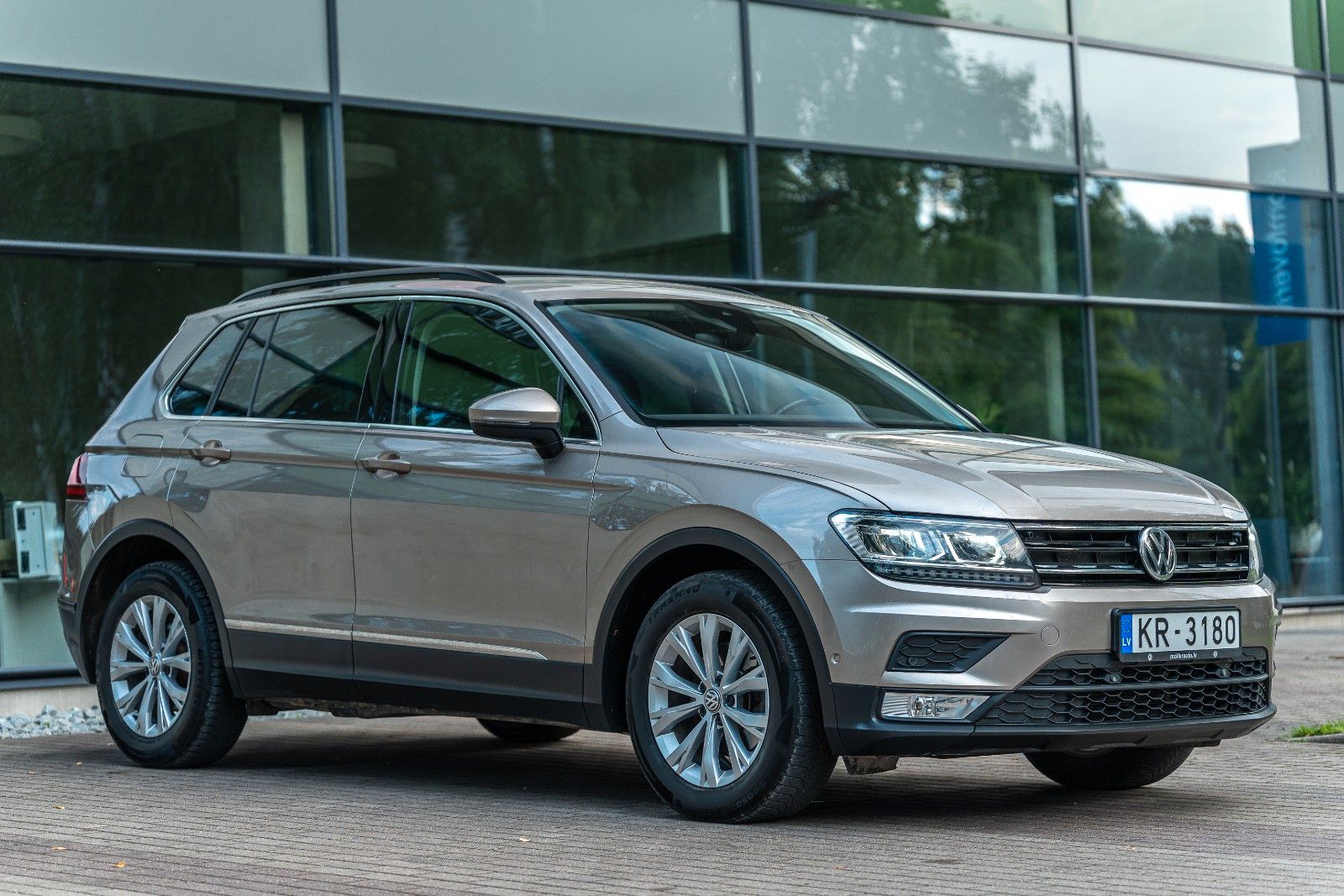 Volkswagen Tiguan - 1