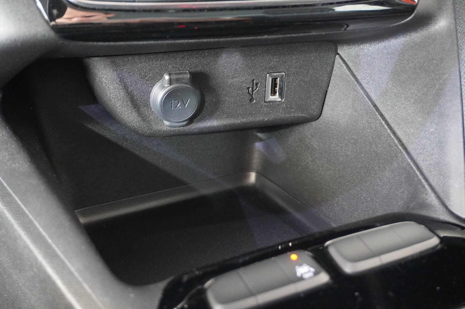 Fahrzeugabbildung Opel Corsa-e F EDITION 7KW NAVI/VIRT/DAB/TEMP/WÄRMEP