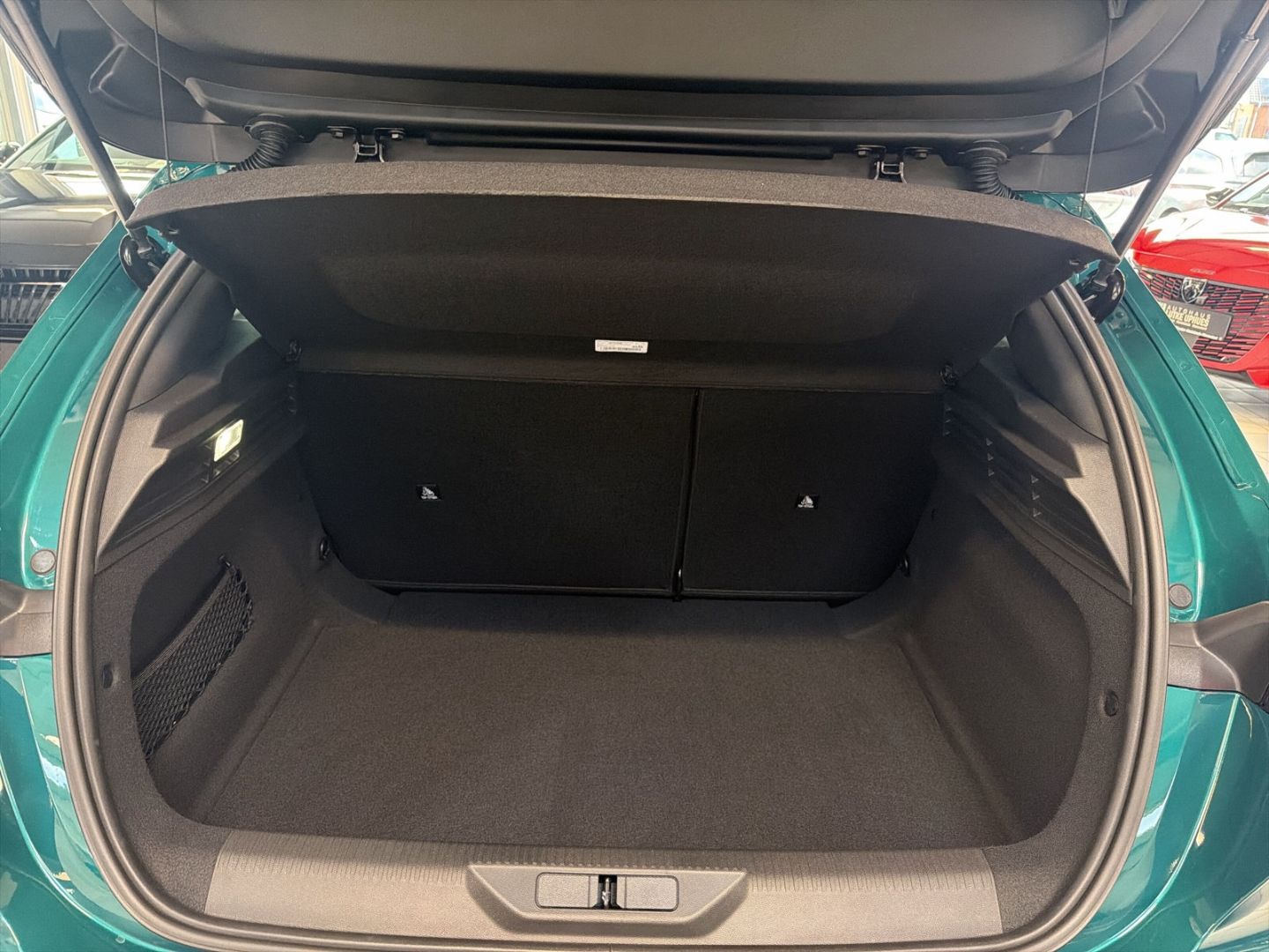 Fahrzeugabbildung Peugeot 308 Allure Hybrid 145 e-DSC6 Navi 360 Kamera ACC