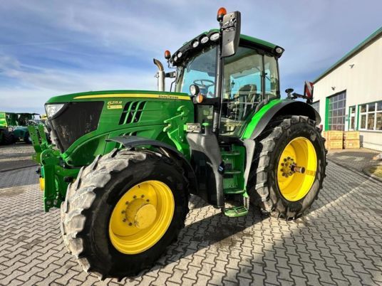 John Deere 6215R