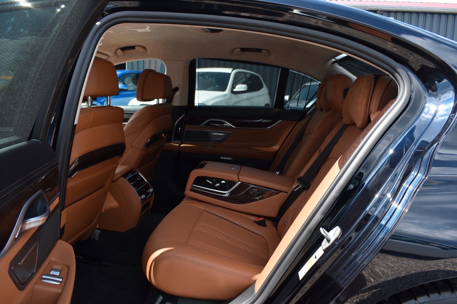 Fahrzeugabbildung BMW 750i xDrive M Sport Gestik Applecar H&K Garantie