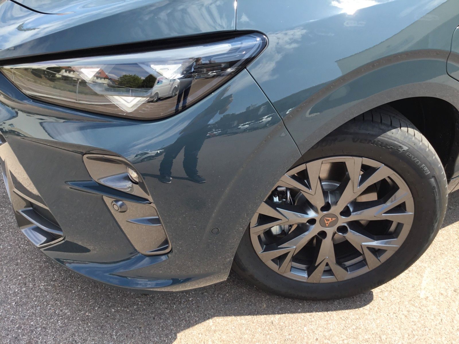 Fahrzeugabbildung CUPRA Terramar 1.5 e-HYBRID DSG+AHK+Kessy+Navi+18"