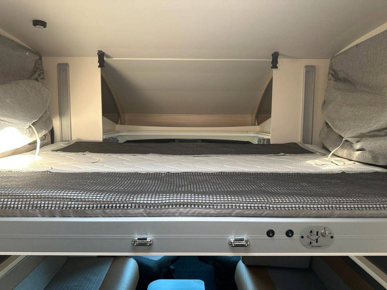 Fahrzeugabbildung Ahorn Camp T 640 Plus TV,Hubbett,Fahrradträger,Markise