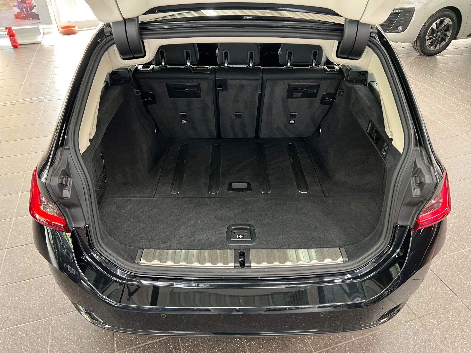 BMW 318d Touring Facelift+Keyless+Hifi+KurvenDISPLAY foto 12