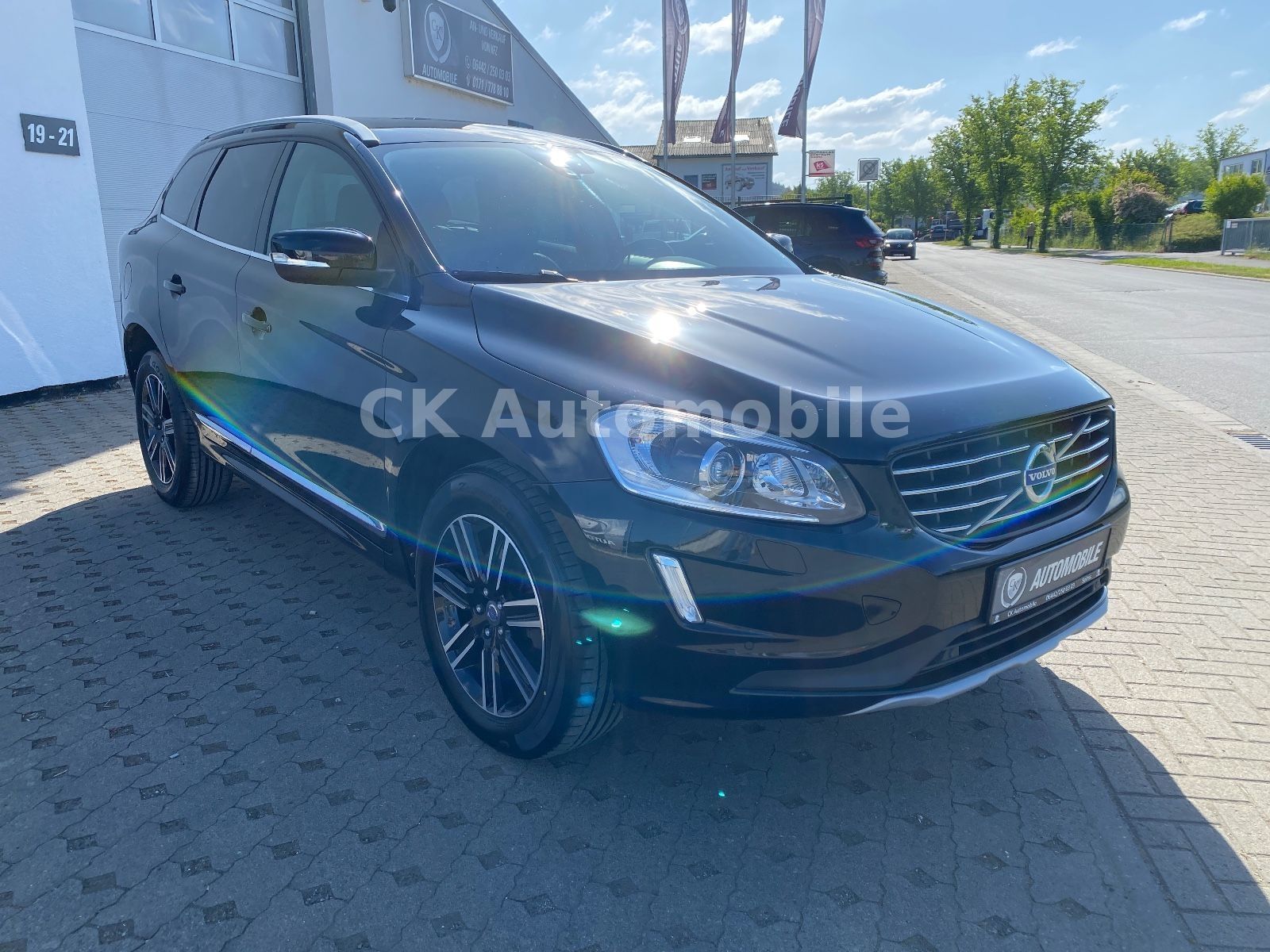 Fahrzeugabbildung Volvo XC60 D3 Summum 2WD/Navi/Leder/Bi-Xenon/PDC/AHK