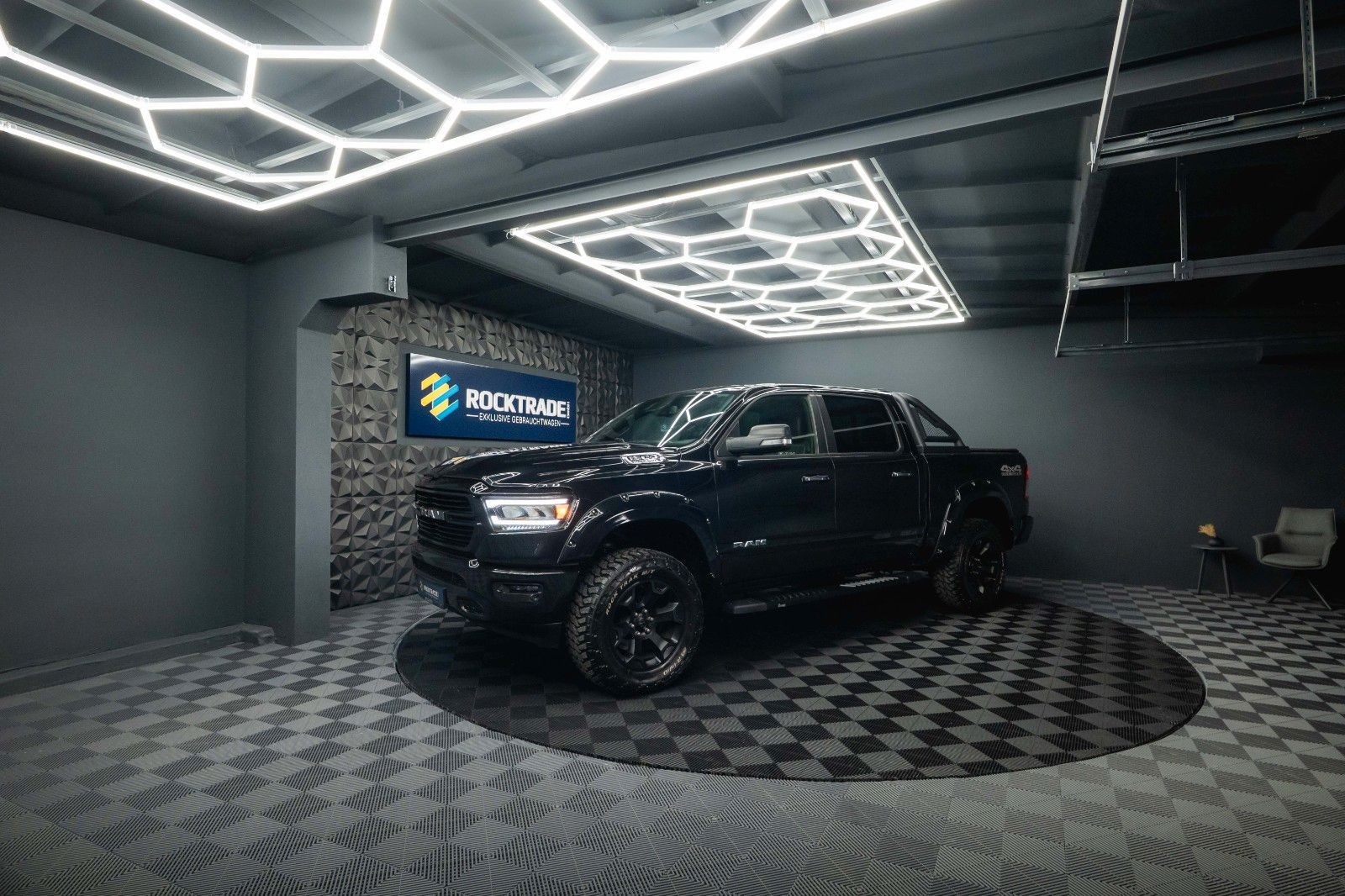 Fahrzeugabbildung Dodge RAM 5.7 V8 HEMI 4x4 OFFROAD Night-Paket *LED*