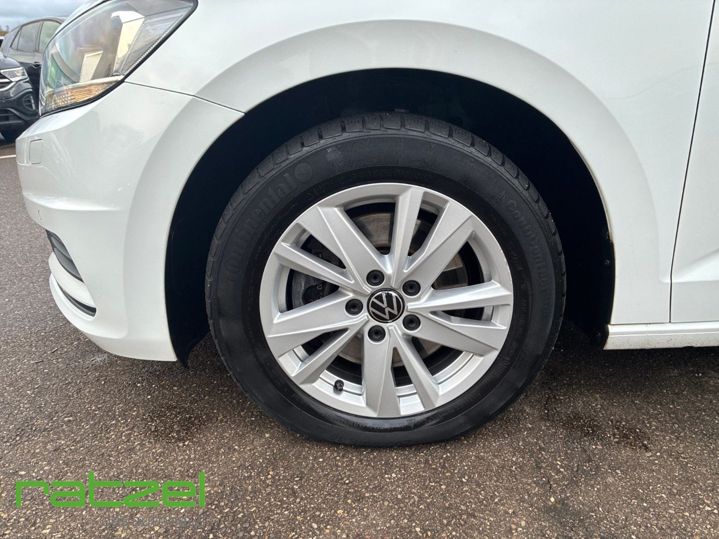 Fahrzeugabbildung Volkswagen Touran Comfortline 1.5 TSI DAB SHZ Notbremsass.