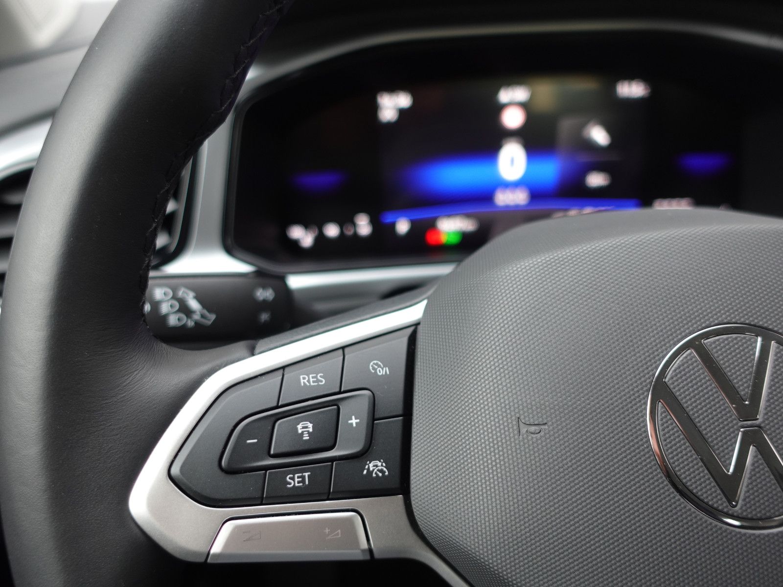 Fahrzeugabbildung Volkswagen T-Roc Life 1.5TSI DSG,Navi,AHK,Allwetter,Sitzhzg