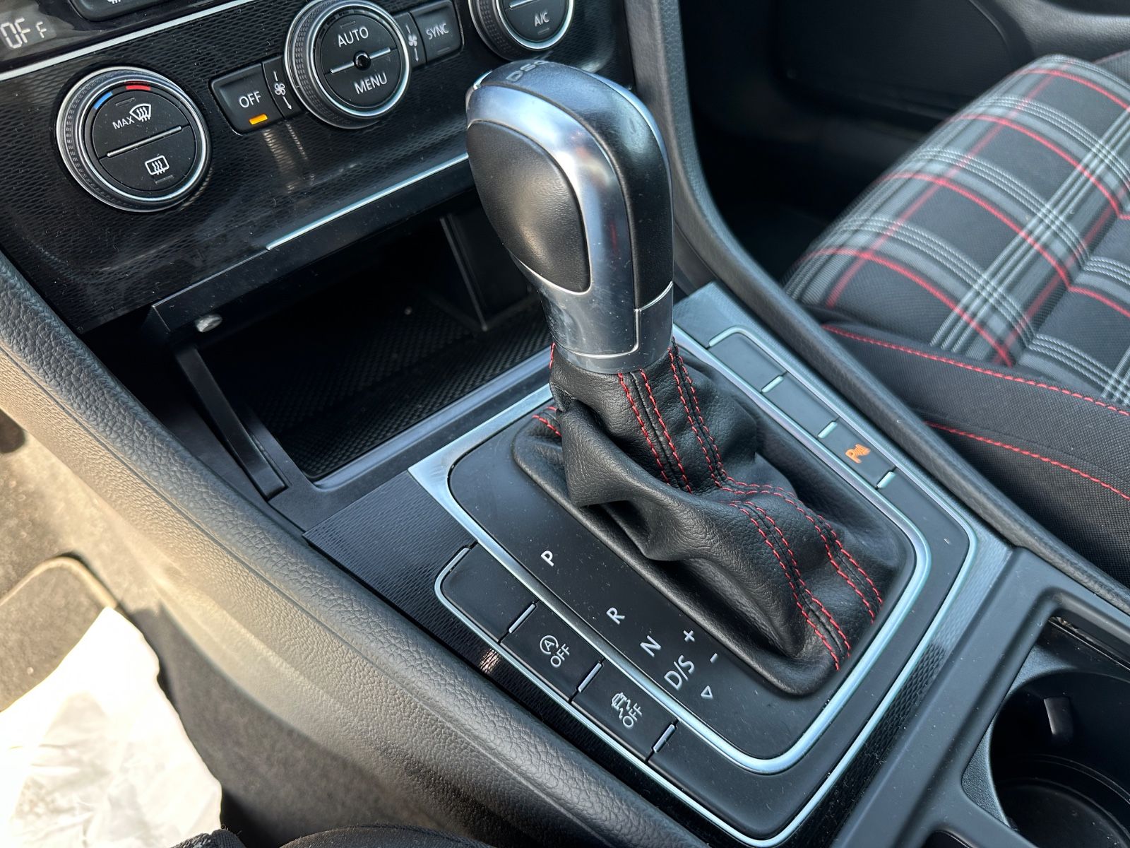 Volkswagen Golf VII 2.0 TSI DSG GTI Lim.*BI-XENON* foto 18