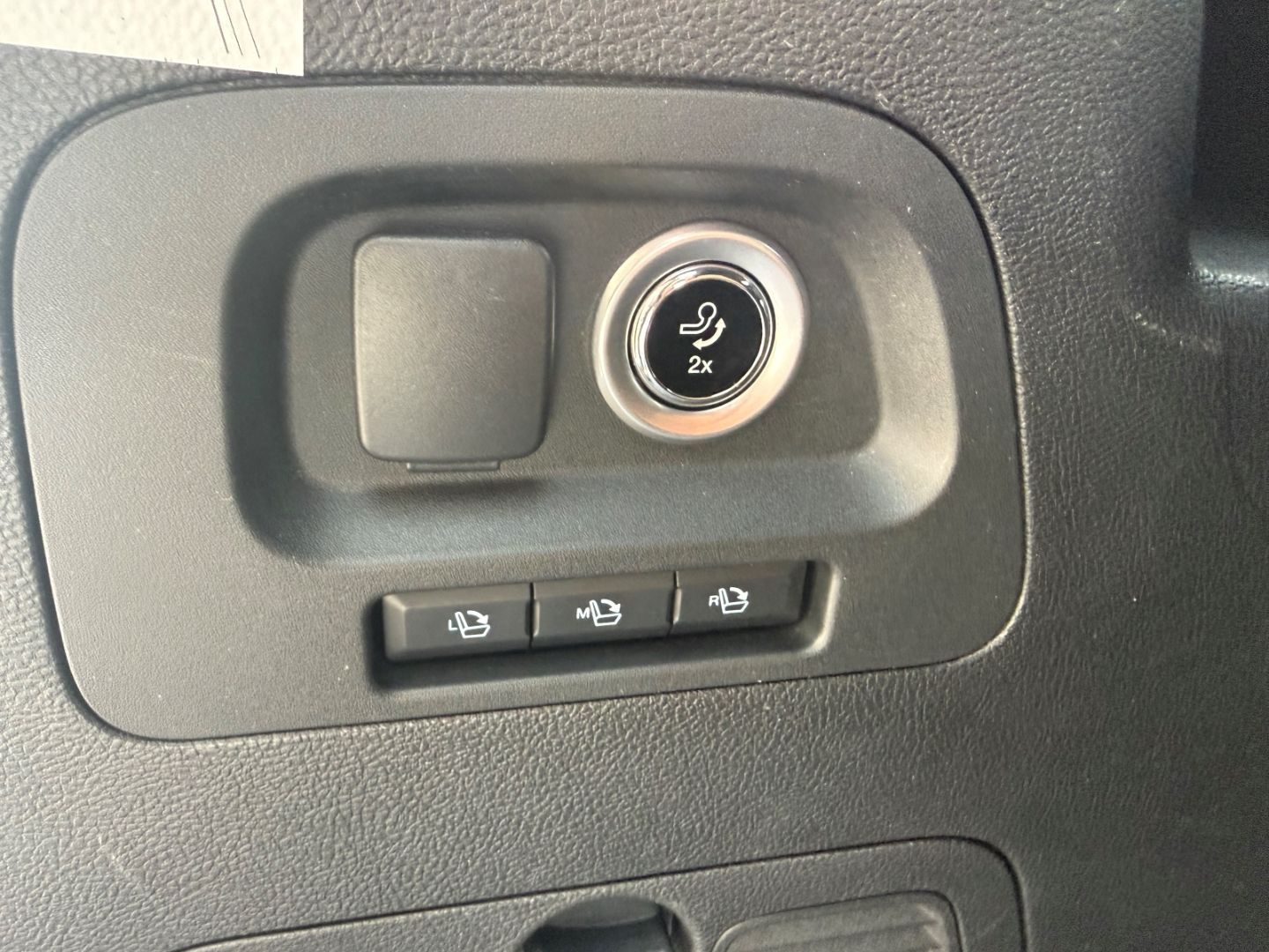 Fahrzeugabbildung Ford S-Max ST-Line ACC LED TWA RFK Pano AHK Navi el.