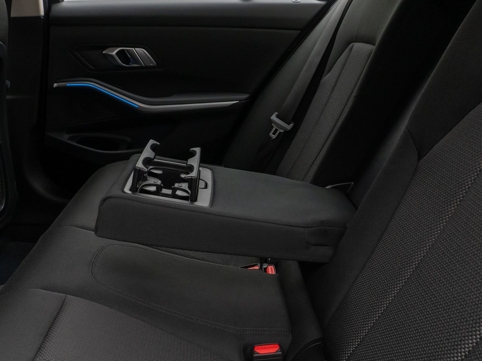 Fahrzeugabbildung BMW 330e ACC Alarm DAB CockpitPr HiFi PDC WLAN Sport