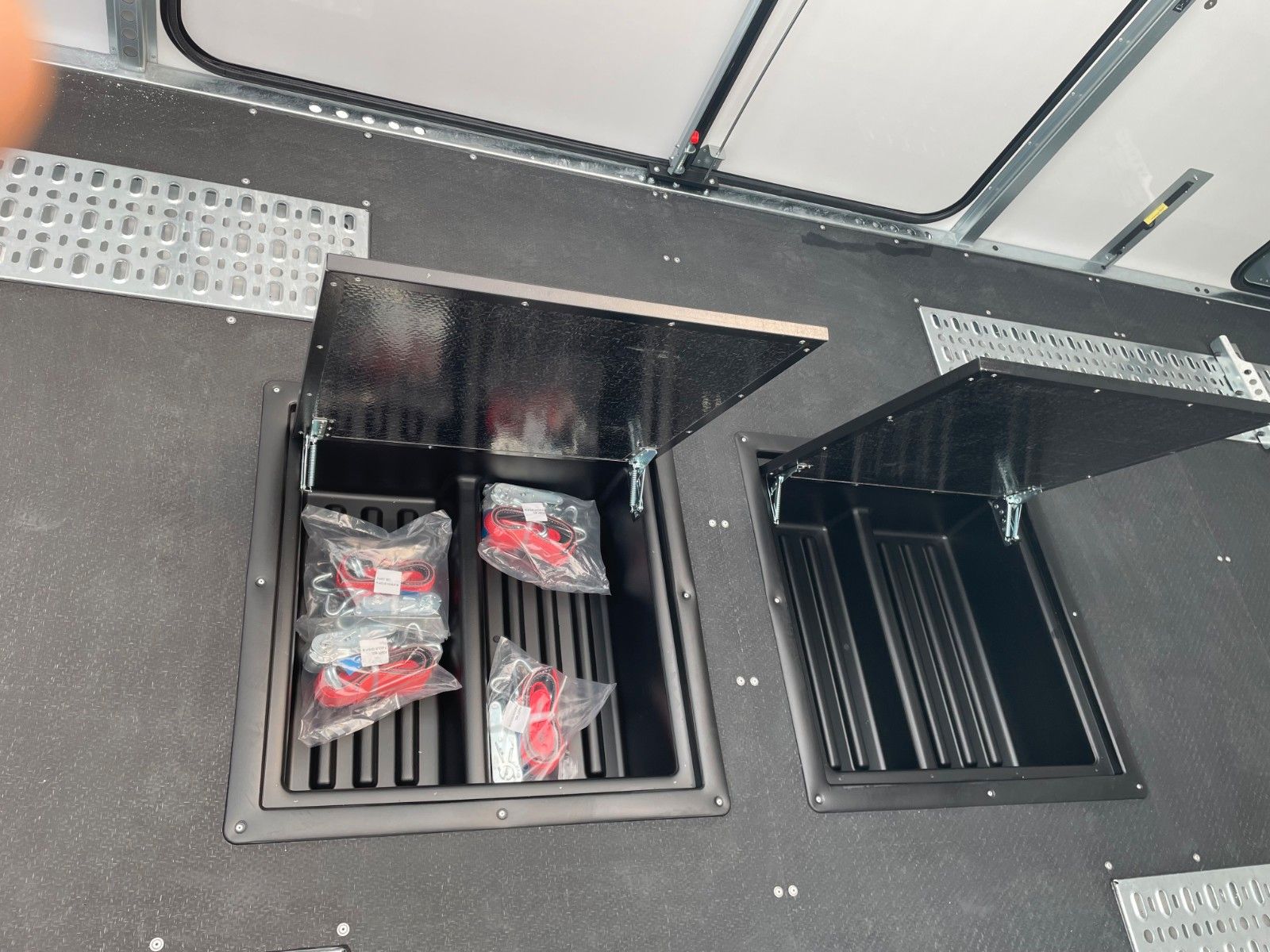 Fahrzeugabbildung Brian James Race Transporter 7 / Länge: 6,16 m / 3.500 kg