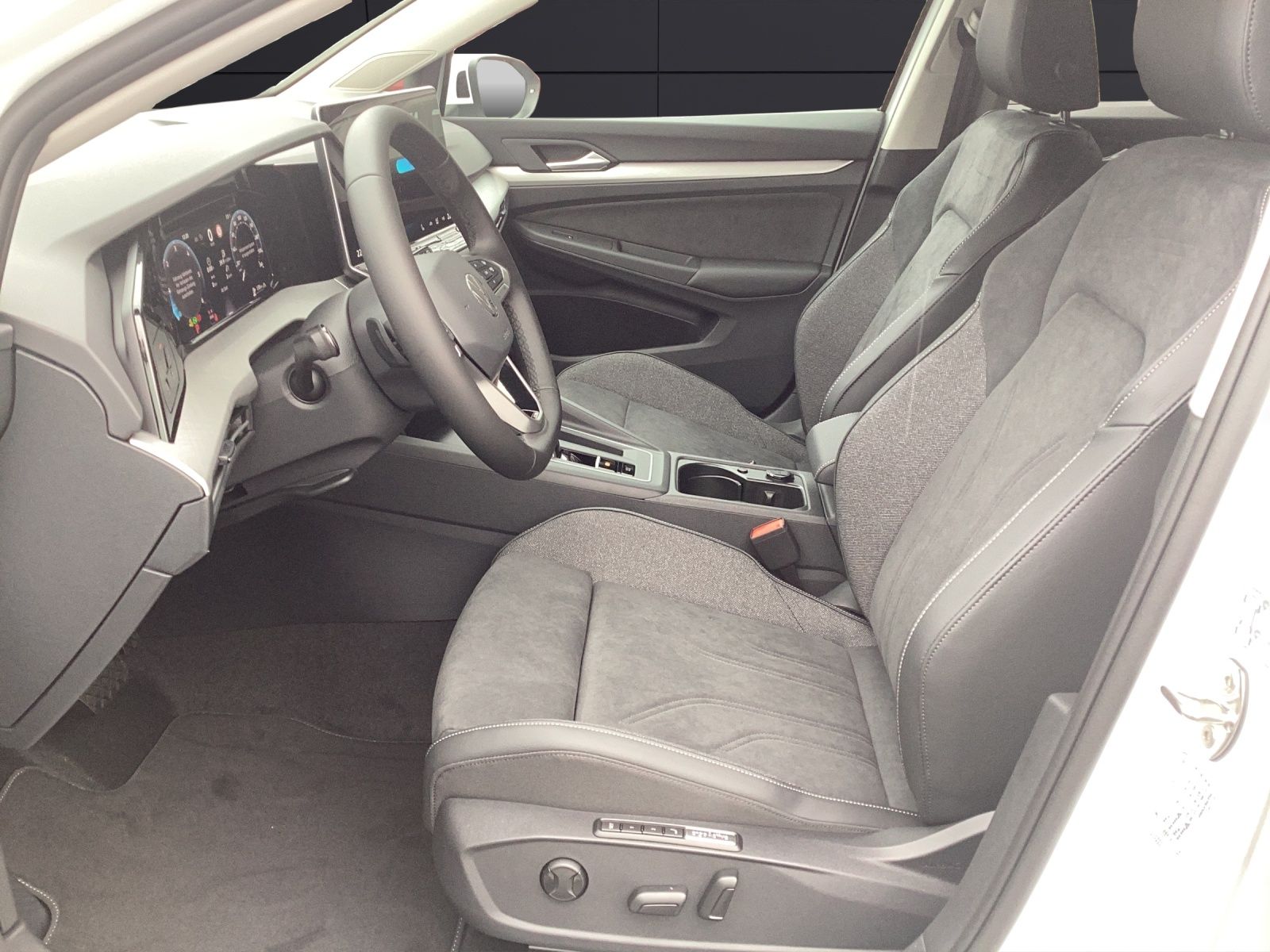 Fahrzeugabbildung Volkswagen Golf VIII Variant Life TDI DSG LED+ Navi ACC AHK