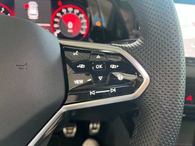 Fahrzeugabbildung Volkswagen Golf Variant VIII 1.5 TSI R-LINE AHK PANO MATRIX