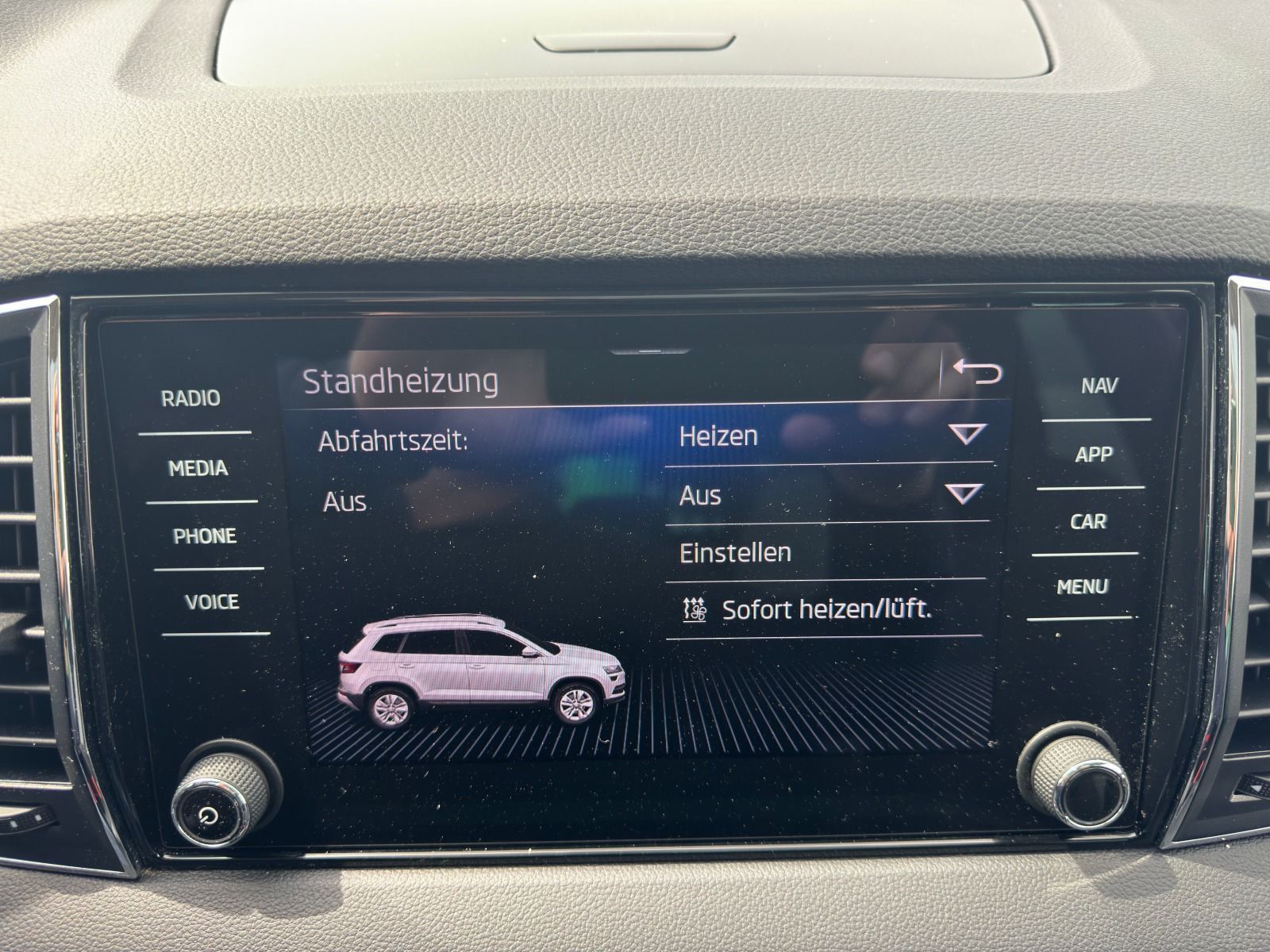 Fahrzeugabbildung SKODA Karoq Clever 4x4 TDI DSG*AHK*StHz**Pano*eHeck