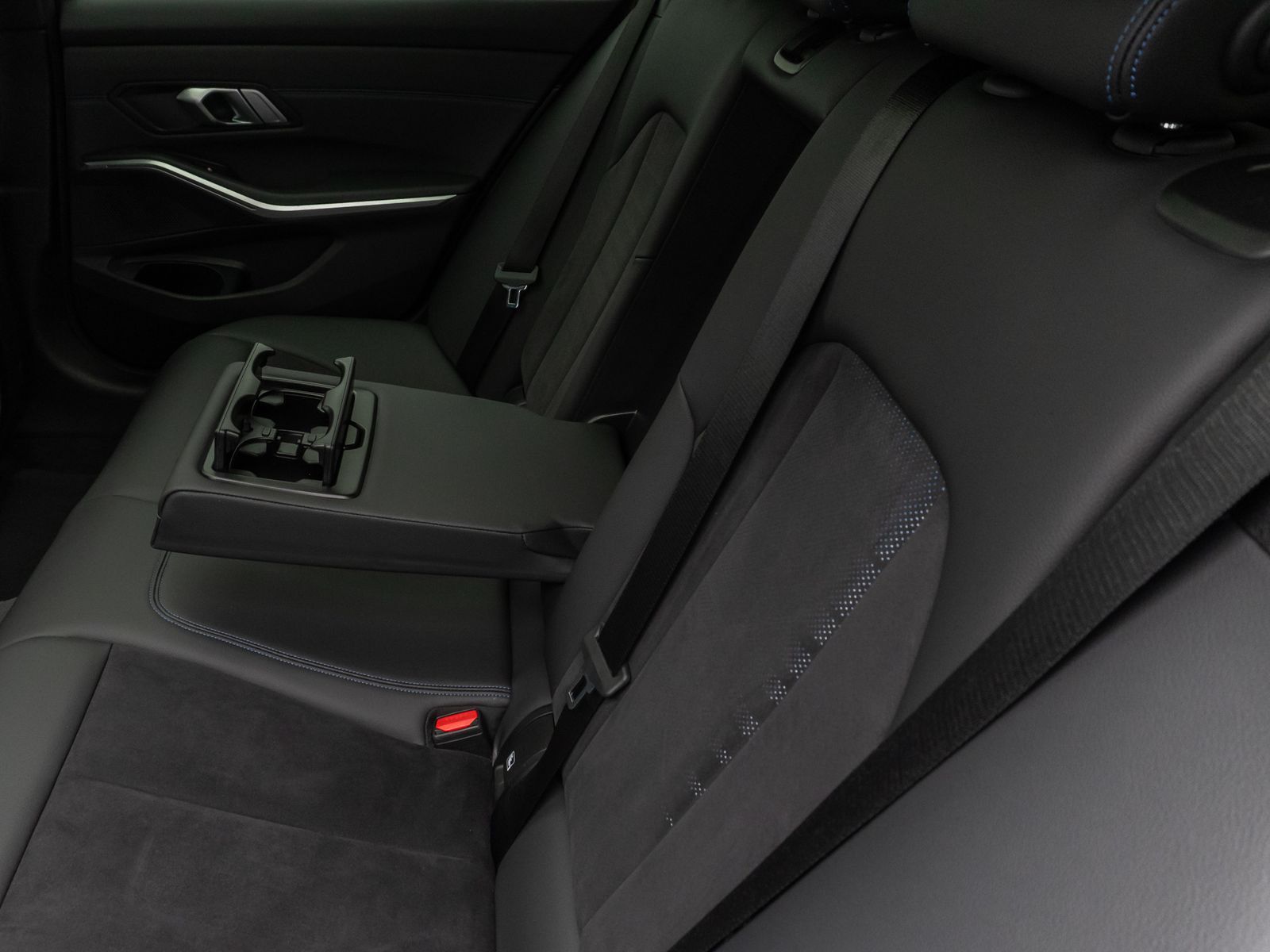 Fahrzeugabbildung BMW 330i M Sport Panorama Kamera DAB HiFi Komfort