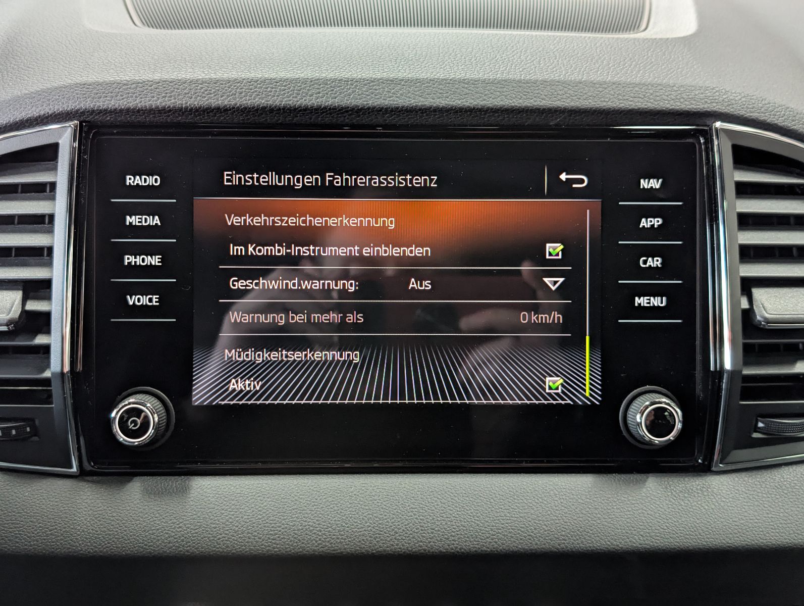 Fahrzeugabbildung SKODA Karoq Sportline 4x4 2.0 TSI ACC APP 4xSHZ AMBI