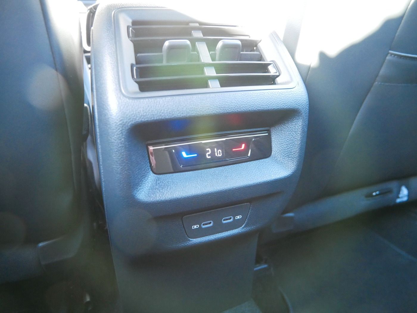 Fahrzeugabbildung Volkswagen Tiguan 2.0 R-Line NEU63T DSG AHK Kamera Matrix