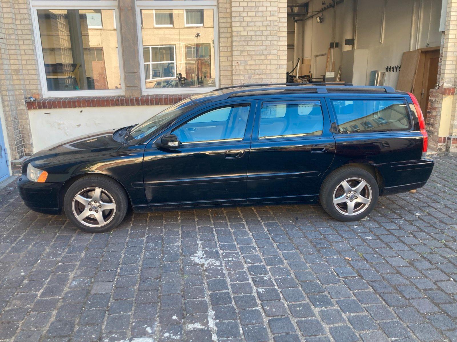 Volvo V70 2007 — rear view