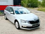 Skoda Octavia Combi Clever 1.6TDI DSG XENON,TÜV 2026 - Skoda Octavia mit Diesel-Antrieb: Kombi, 1.6