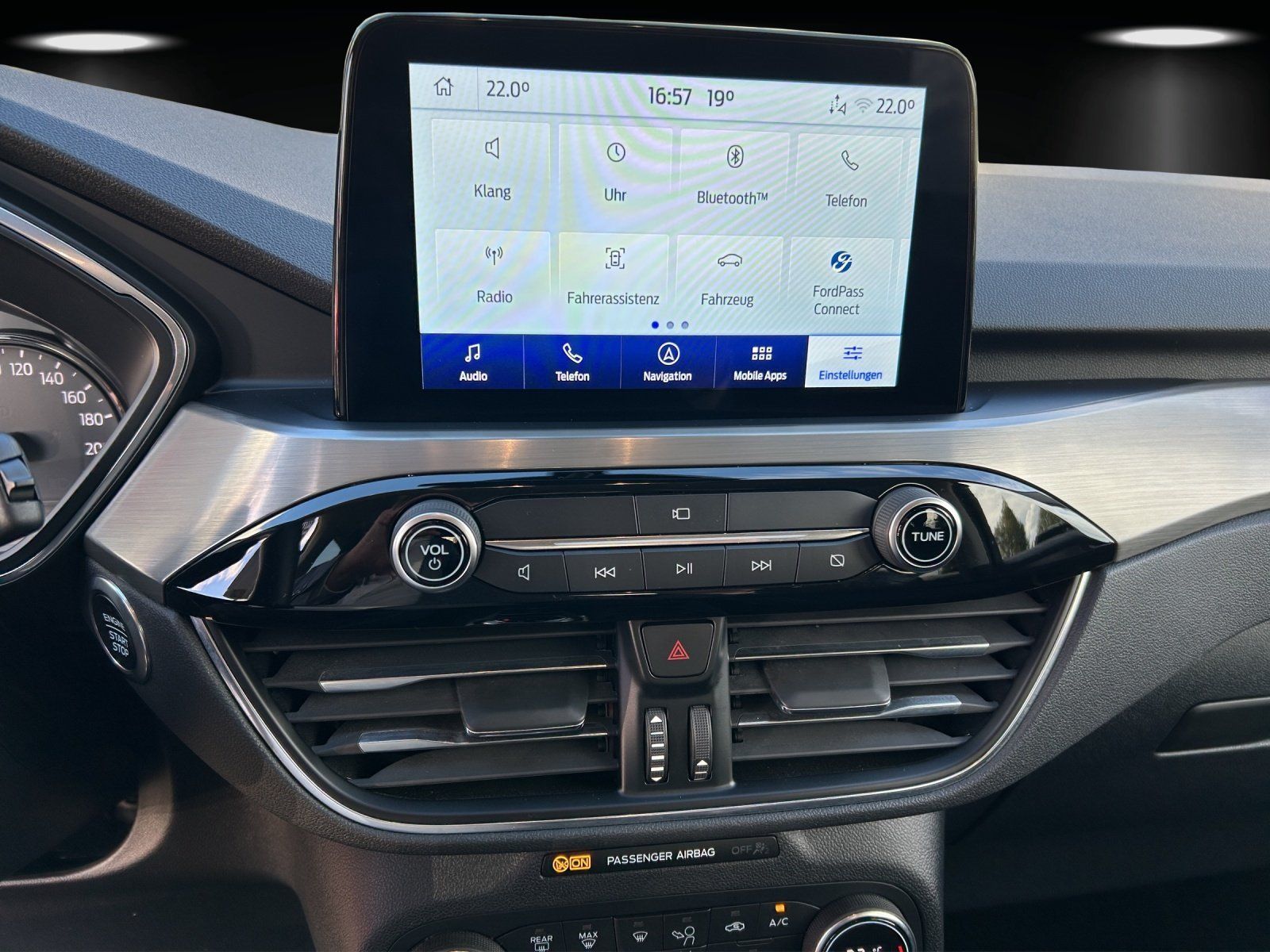 Fahrzeugabbildung Ford Kuga Titanium PHEV AHK-abnehmbar Navi Soundsyste