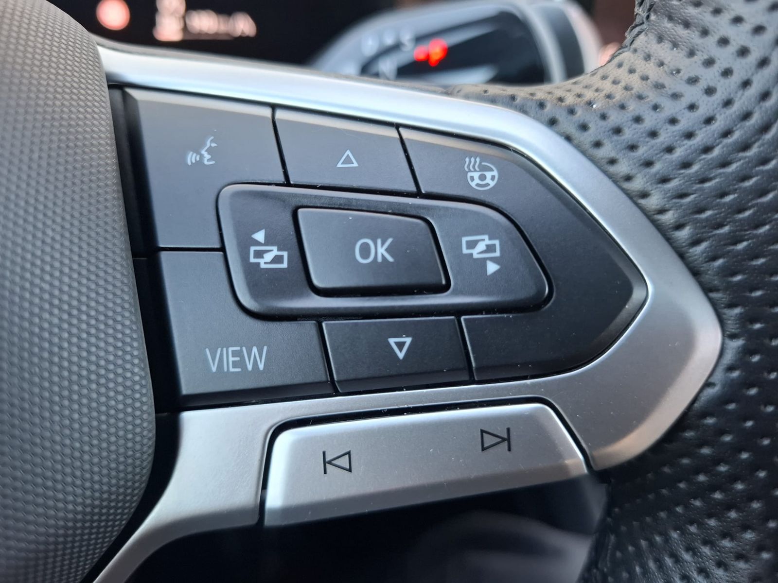 Fahrzeugabbildung Volkswagen Tiguan 2.0 TDI 4M R-Line BLACK*PAN*HK*AHK*MATRIX