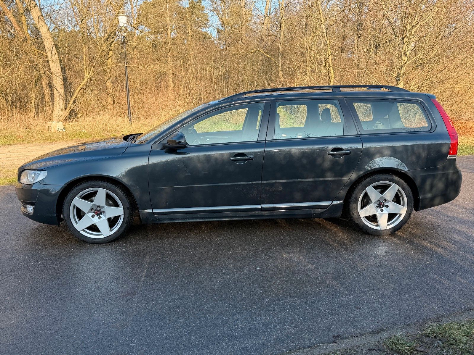Fahrzeugabbildung Volvo V70 D4 Linje Svart *Allwetter*Bi-Xenon*Standhzg*