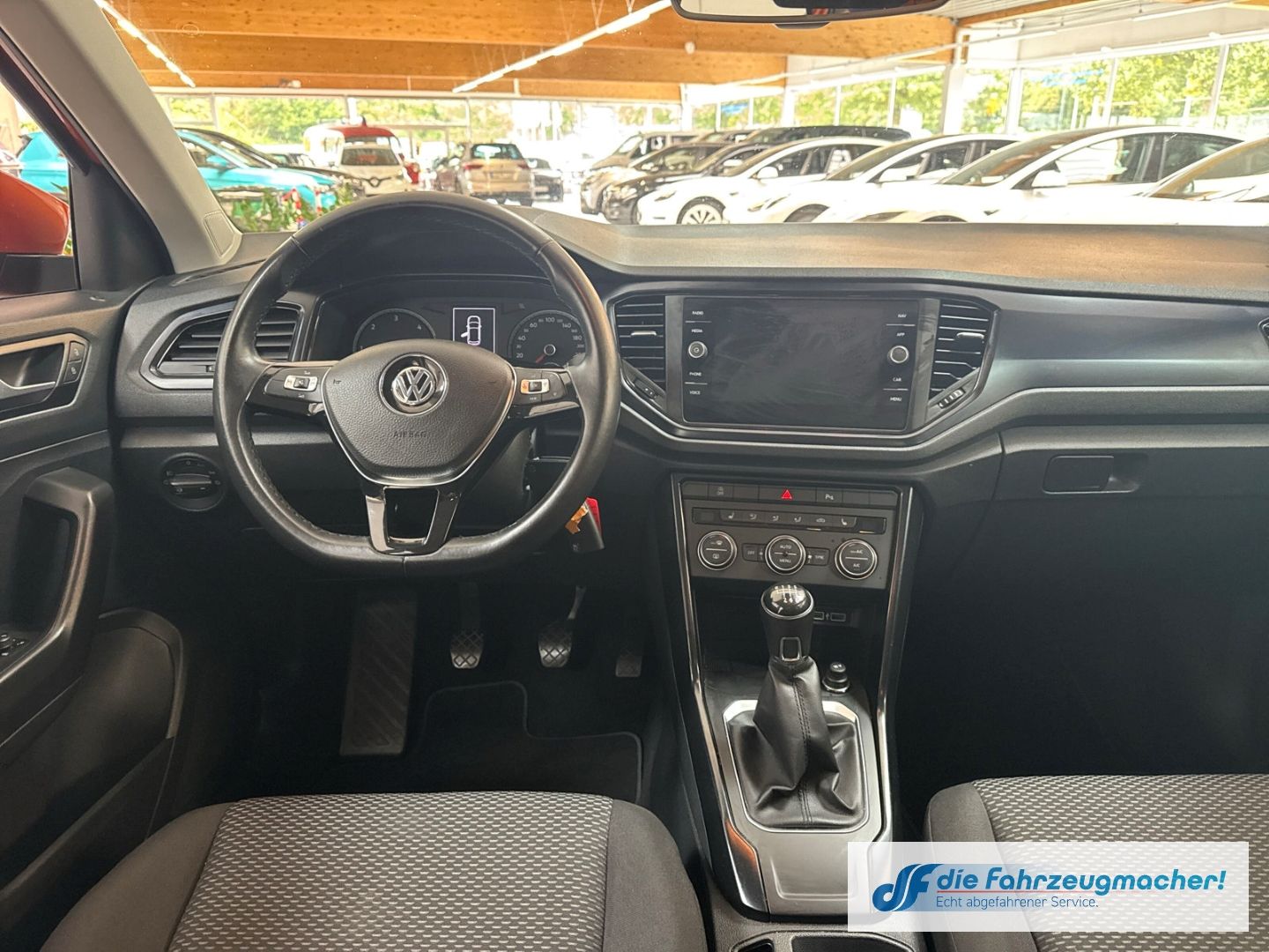 Fahrzeugabbildung Volkswagen T-Roc Basis 1.6 TDI EU6d-T Navi Apple CarPlay An