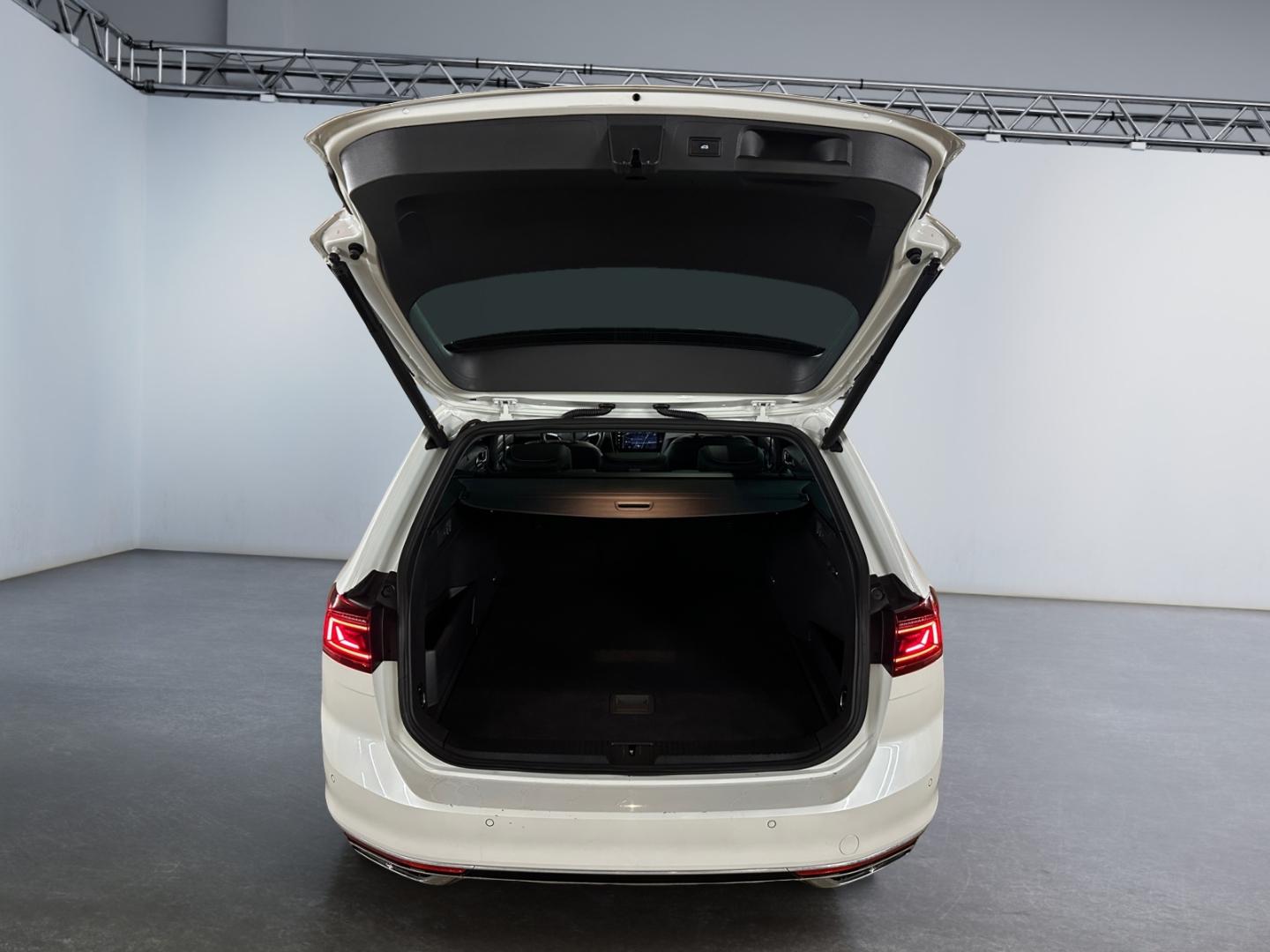 Volkswagen Passat Variant 2.0 TSI R-Line *Matrix*ACC*Pano*A