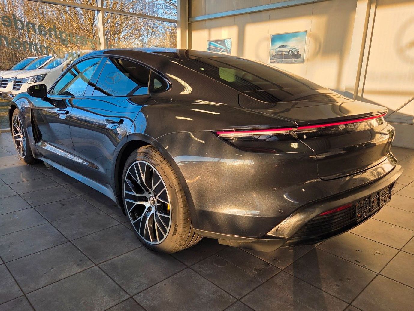 Fahrzeugabbildung Porsche Taycan Basis