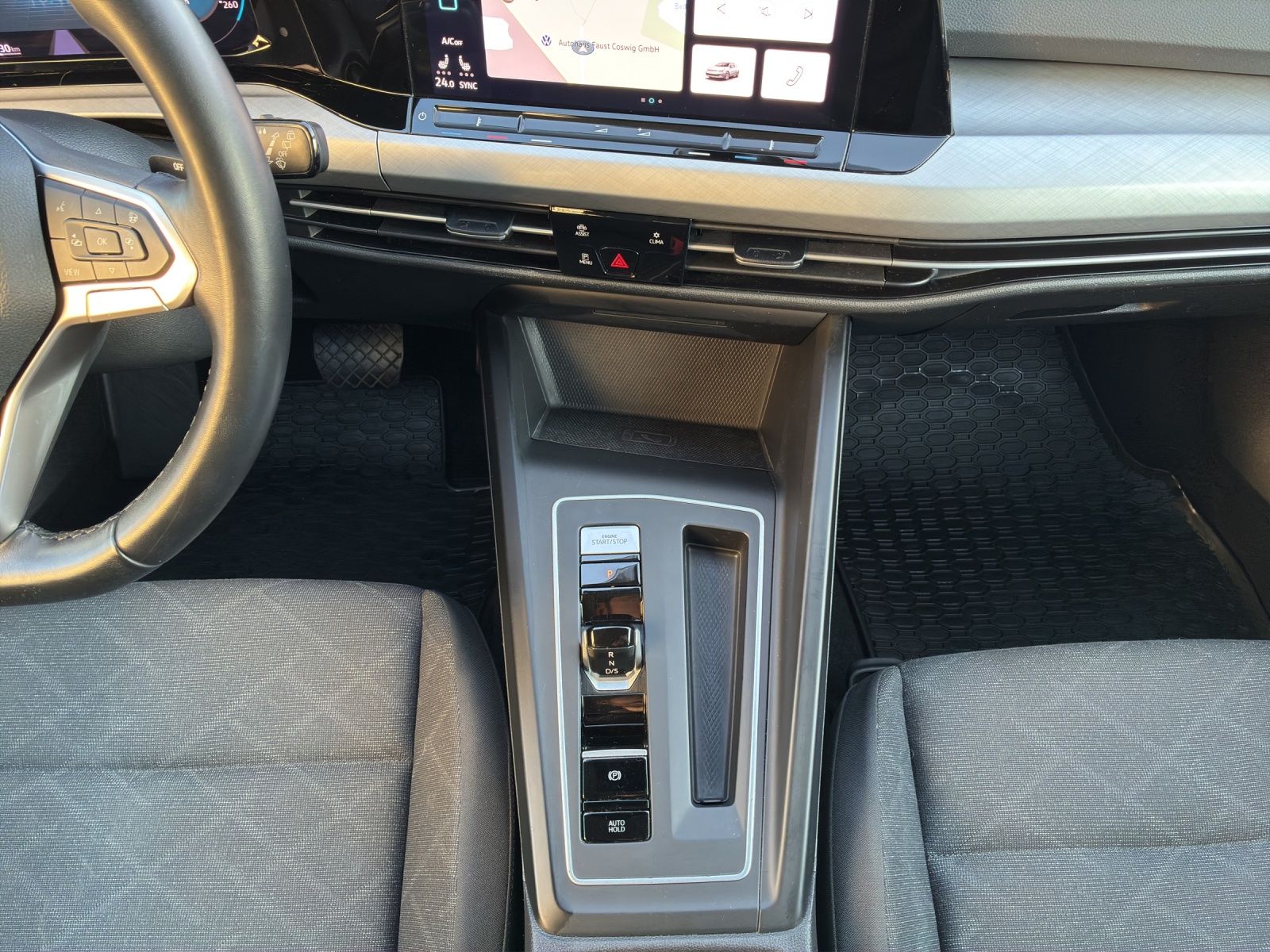 Fahrzeugabbildung Volkswagen Golf VIII Life DSG TDI LED ACC SH PDC Ambiente N