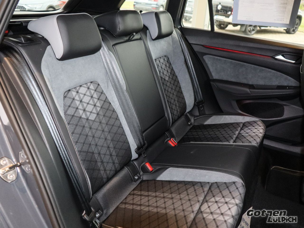 Fahrzeugabbildung Volkswagen Golf VIII Variant R-Line 1.5 TSI Navi AHK LED
