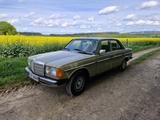 Mercedes-Benz Mercedes W123 230E Riedgrün aus 1984 mit G... - Mercedes-Benz 230 in Hannover